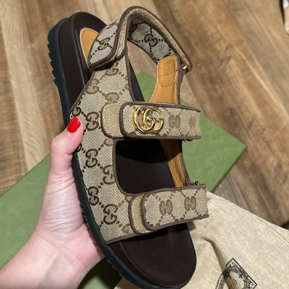 Gucci sandals  size 40 ! They run small ! I only use them once !